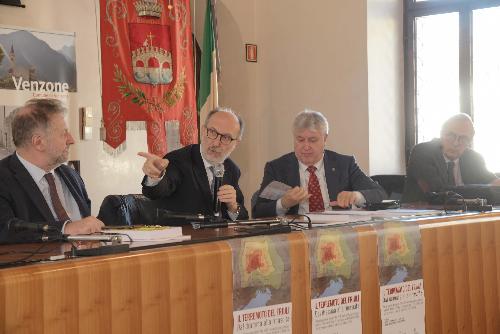 Il vicegovernatore Riccardo Riccardi mentre interviene alle presentazione dei libri sul terremoto del Friuli 